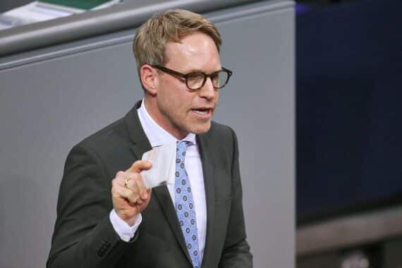 Marc Henrichmann (CDU) im Archivfoto vor politischem Hintergrund, Thema: Unruhen in Frankreich und Warnsignal für Deutschland.
