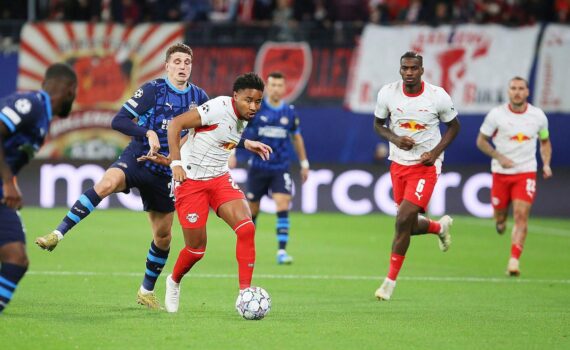 RB Leipzig jubelt über den späten 1:0-Sieg gegen PSV Eindhoven in der Champions League.
