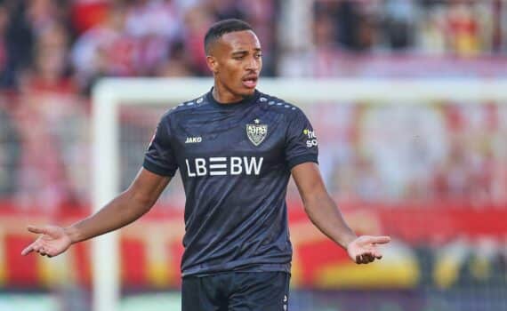 Jamie Leweling (Archiv) im VfB-Trikot nach seinem Treffer, während das Spiel gegen Atletico läuft.