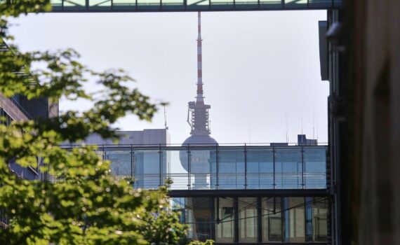 Fernsehturm in Berlin (Archiv) – Symbol für Berliner Koalitions-Sondierungsgespräche zwischen Parteien.