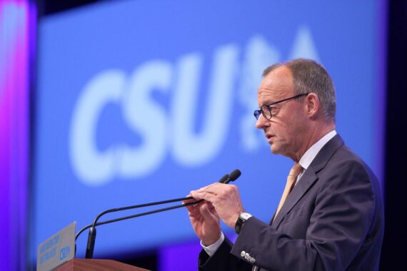 Friedrich Merz bei CSU-Parteitag: CDU/CSU geschlossen für Freiheit, Sicherheit und gegen Extremisten.