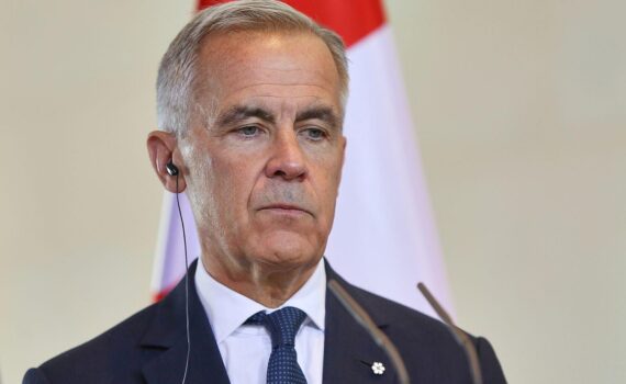 Feuer auf kanadischem Militärstützpunkt Wainwright, dichte Rauchentwicklung; Premierminister Mark Carney im Archiv.