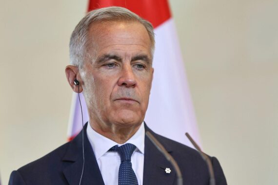 Feuer auf kanadischem Militärstützpunkt Wainwright, dichte Rauchentwicklung; Premierminister Mark Carney im Archiv.