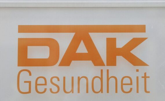 Das Logo der DAK-Gesundheit an einer Geschäftsstelle als Symbol für die Finanzierungskrise der Pflegeversicherung.