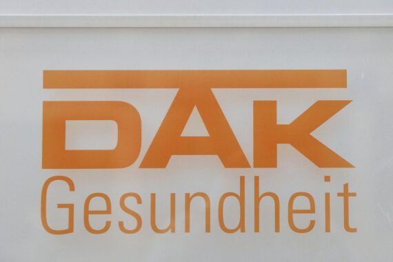 Das Logo der DAK-Gesundheit an einer Geschäftsstelle als Symbol für die Finanzierungskrise der Pflegeversicherung.