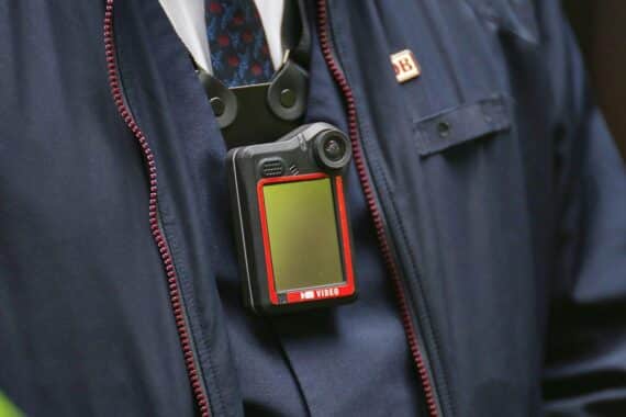 Mehrere Fahrkartenkontrolleure mit Bodycams kontrollieren gemeinsam die Tickets von Fahrgästen in einem Regionalzug.