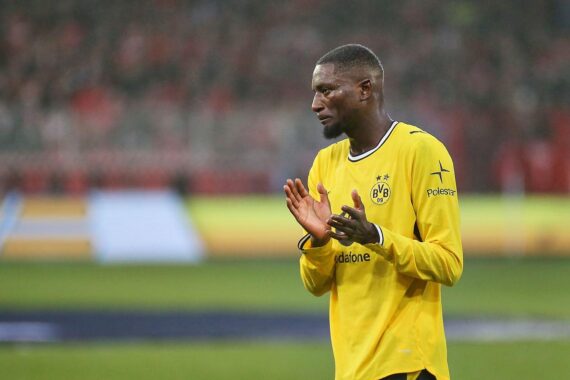 Serhou Guirassy im Borussia-Dortmund-Trikot auf dem Fußballplatz während eines DFB-Pokalspiels gegen Werder Bremen.