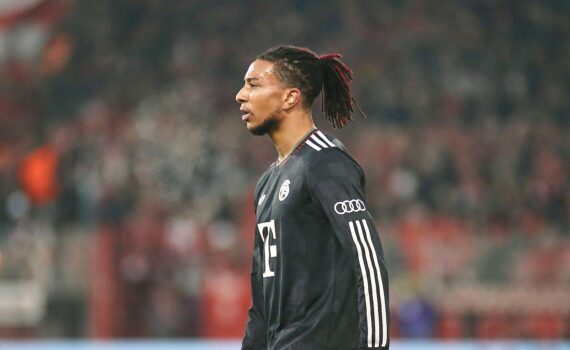 Michael Olise im Trikot des FC Bayern München auf dem Fußballplatz.