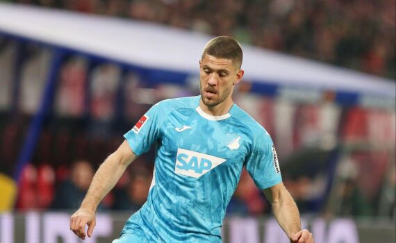 Jubelnde Spieler von Holstein Kiel nach dem Sieg im Elfmeterschießen gegen Hoffenheim im DFB-Pokal.