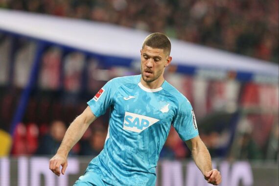 Jubelnde Spieler von Holstein Kiel nach dem Sieg im Elfmeterschießen gegen Hoffenheim im DFB-Pokal.