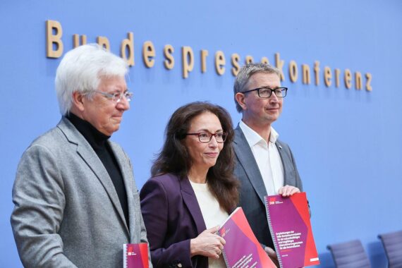 DGB-Vorsitzende Yasmin Fahimi bei der Vorstellung der Empfehlungen der DGB-Rentenkommission in Berlin.