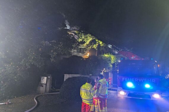 Feuerwehr bei Dachstuhlbrand in Pforzheim-Würm, Flammen am Dach, Drohne mit Wärmebildkamera im Einsatz.