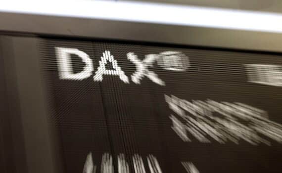Anzeigetafel an der Frankfurter Börse; DAX fällt leicht, Aktien erholen sich teilweise.