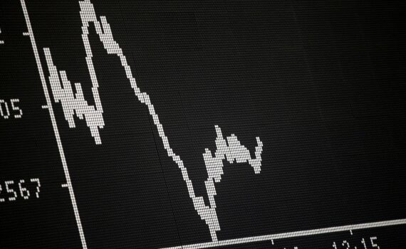 Anzeigetafel der Frankfurter Börse mit Dax-Kursen und leicht negativen Kursentwicklungen zum Handelsstart.