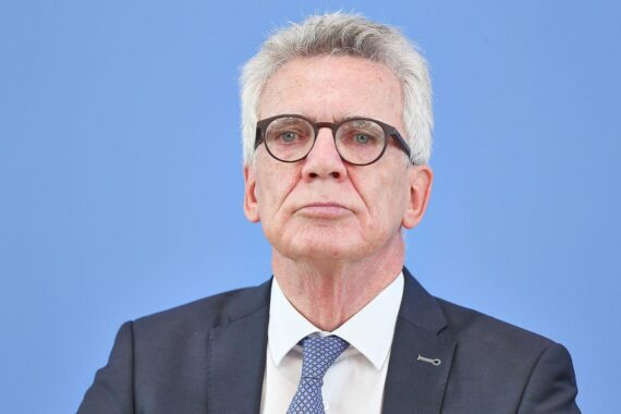 Thomas de Maizière bei einer Rede im Sächsischen Landtag, Archivfoto. Tag der Deutschen Einheit.