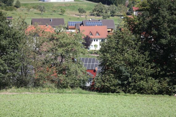 Schrumpfendes Dorf: Archivhäuser und Wohnungen, als Hinweis auf Bevölkerungsrückgang.