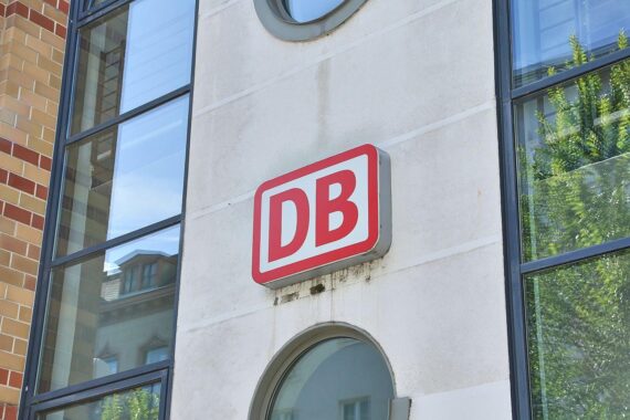 Deutsche Bahn Logo; verschärfte Homeoffice-Regeln: mindestens drei Bürotage pro Woche, bis 2027.