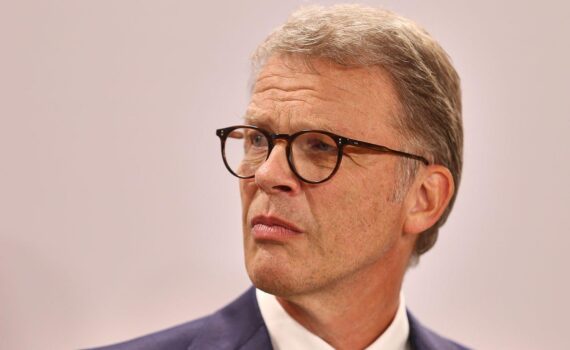 Christian Sewing kritisiert die Finanzpolitik; Foto von Christian Sewing (Archiv) vor Berlin/Sprechszene.