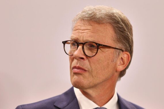 Christian Sewing kritisiert die Finanzpolitik; Foto von Christian Sewing (Archiv) vor Berlin/Sprechszene.
