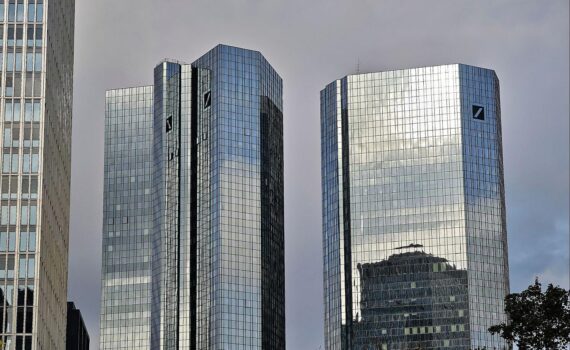 Deutsche Bank in Frankfurt: Banker bei IWF-Tagung; Unicredit-Commerzbank-Übernahme als Chance im Bild.