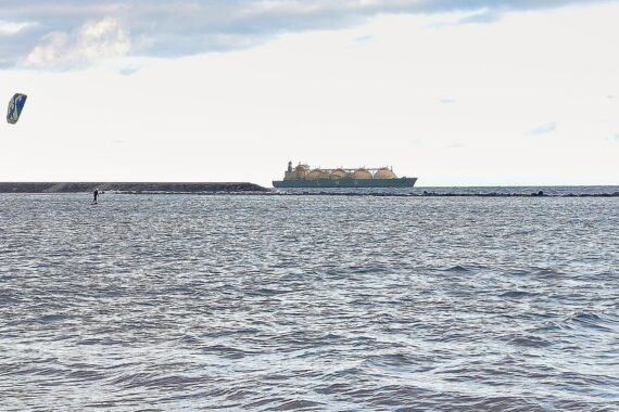 Ein LNG-Schiff am Importterminal „Deutsche Ostsee“ im Hafen von Mukran auf Rügen.