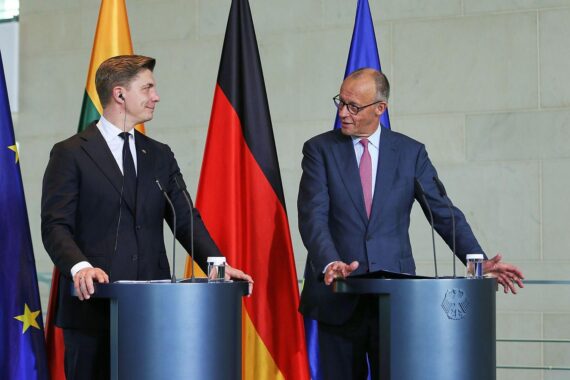 Friedrich Merz und Mindaugas Sinkevicius im Kanzleramt, Sicherheitszusammenarbeit zwischen Deutschland und Litauen betont.