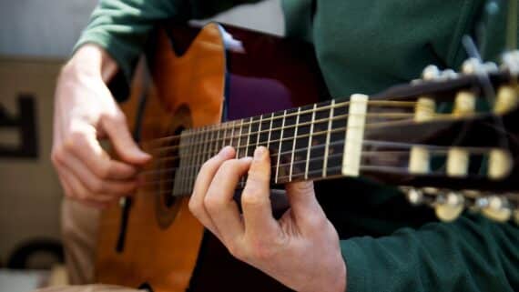 Die erste Gitarre warum Musikschulen beim Einstieg zu einfachen Instrumenten raten
