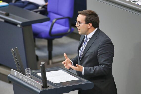 Bundestagsdebatte zur EUDI-Wallet: Konrad Körner (CSU) am 15.10.2026 vor dem Reichstagsgebäude.