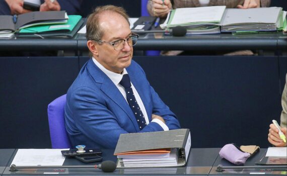 Alexander Dobrindt (CSU) vor Berliner Hintergrund; Bezug zu angekündigtem Investitionsschutzgesetz und Vergesellschaftungen.