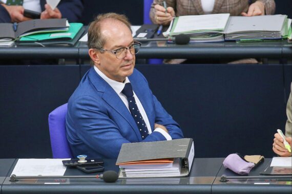 Alexander Dobrindt (CSU) vor Berliner Hintergrund; Bezug zu angekündigtem Investitionsschutzgesetz und Vergesellschaftungen.