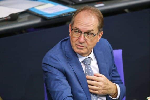 Alexander Dobrindt (Archiv) vor Protesten: linksextreme und migrantische Gruppen auf eskalierenden Straßen.