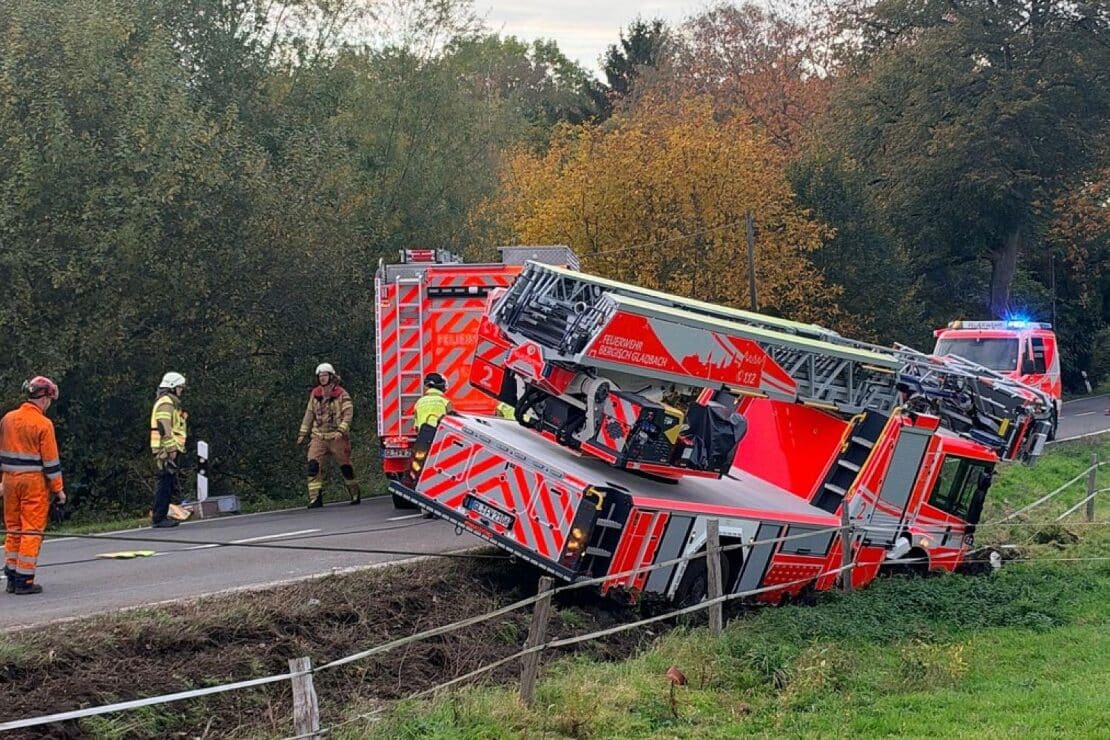 Drehleiter der Feuerwehr Bergisch Gladbach in Herkenrath verunglückt