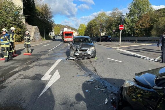 Abbiegeunfall in Gummersbach-Vollmerhausen: Frontalkollision zwischen zwei Autos, drei leicht Verletzte.