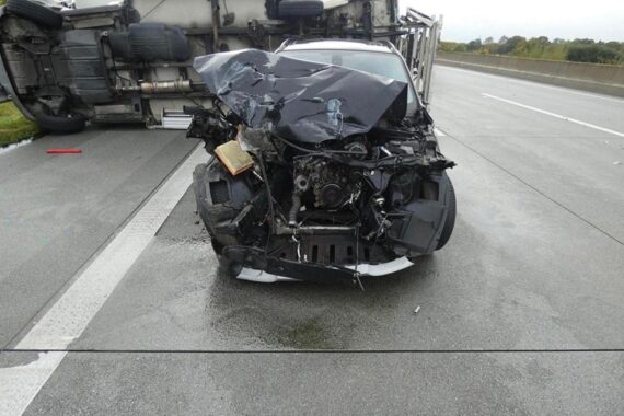 Beschädigter Pkw und umgestürztes Wohnmobil nach schwerem Verkehrsunfall auf der A7 bei Neumünster.