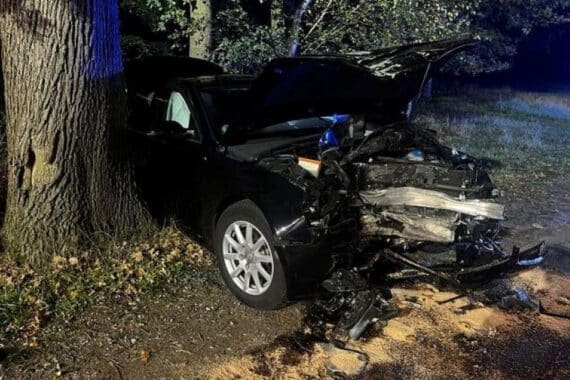 Verunfalltes Auto nach Frontalzusammenstoß mit Baum, Einsatzfahrzeuge/Absperrung, drei Schwerverletzte (Archivfoto).