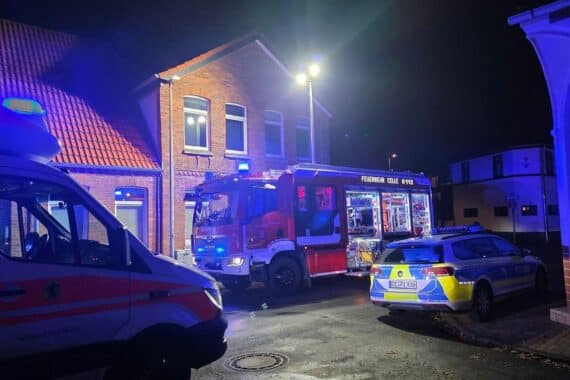Feuerwehr und Rettungsdienst bei einem nächtlichen Wohnungsbrand in einem Mehrparteienhaus in Celle-Neuenhäusen.
