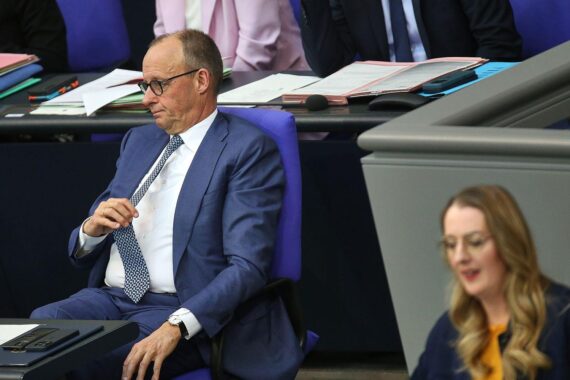 Friedrich Merz und Katharina Dröge im Bundestag als Symbol für den Streit um die Stromsteuersenkung.