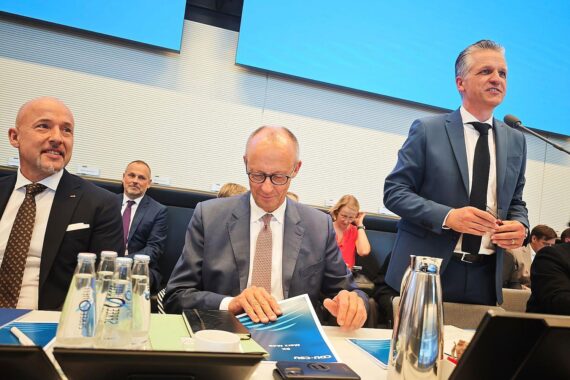 Unions-Fraktionssitzung in Berlin: Politiker diskutieren, Streit um mögliche SPD-Linke-Koalition und Verfassungsschutz-AfD.