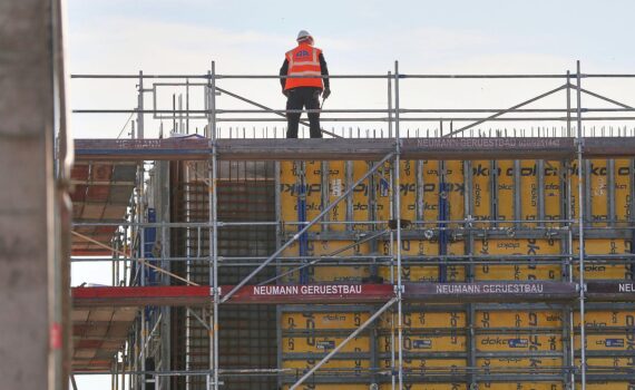 Bauarbeiter auf Baustelle (Archiv): drohende Krise bei deutschen Gewerbeimmobilien und Refinanzierungswelle.