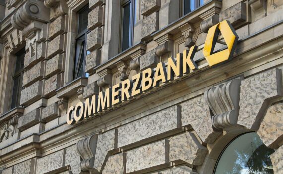 EZB genehmigt: Unicredit darf Commerzbank übernehmen, mit möglicher Beteiligung über 30 Prozent.