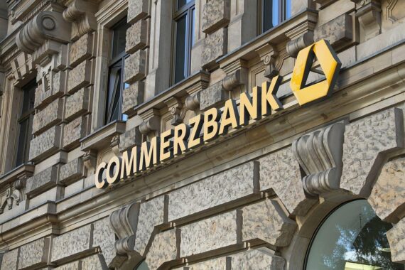EZB genehmigt: Unicredit darf Commerzbank übernehmen, mit möglicher Beteiligung über 30 Prozent.
