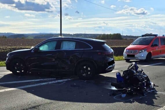 Verunfallter Kreuzungsbereich B516/L745 in Ense-Oberense, Feuerwehr sichert und Rettungshubschrauber im Einsatz.