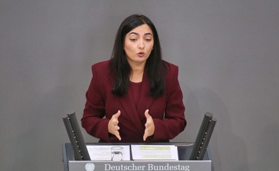 Bundesentwicklungsministerin Reem Alabali Radovan (Archivfoto) bei einer Presse- oder Politikveranstaltung in Berlin.