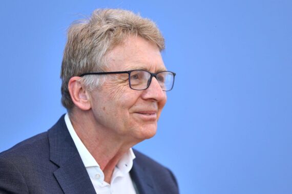 Helmut Frister (Archiv) begrüßt die Prüfung nicht-invasiver pränataler Gentests im Bundestag.