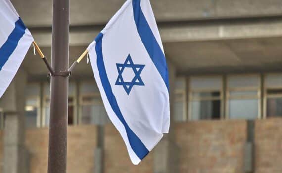 Israelische Flagge an der Knesset: Warnung vor erneutem Iran-Angriff und Kritik an Netanjahu.