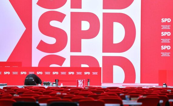 SPD-Logo im Archiv, Matthias Machnig kritisiert vorgezogene SPD-Parteiführungswahl.