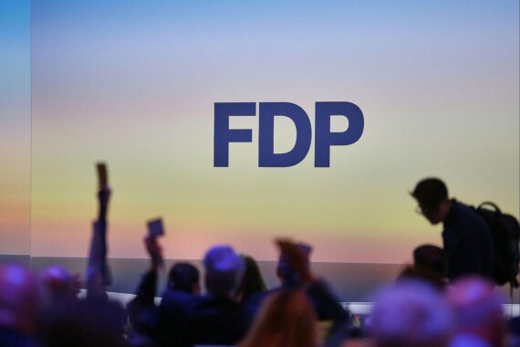 FDP-Parteitag: Abstimmung zum Umgang mit der AfD, Ausschluss von Koalitionen und Regierungsbeteiligung.