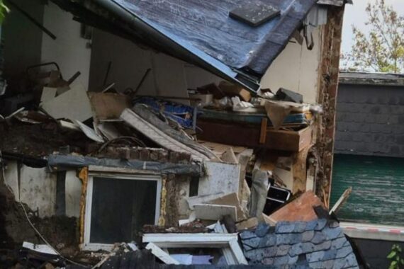 Ein eingestürztes Fachwerkhaus in Gevelsberg, umgeben von Trümmern und Feuerwehrkräften im abgesperrten Einsatzbereich.