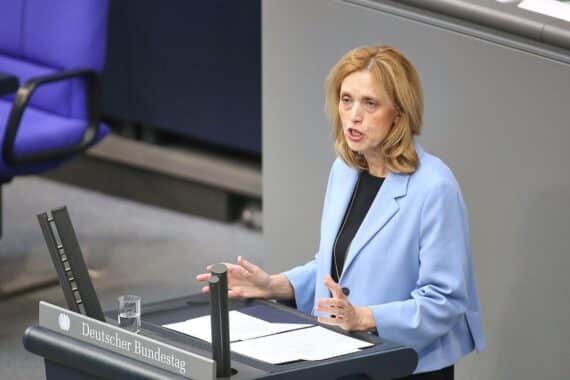 Bundesfamilienministerin Karin Prien fordert besseren gesetzlichen Schutz Jugendlicher vor Missbrauch durch Abhängigkeitsverhältnisse.