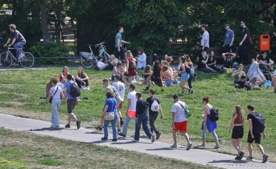Junge Menschen im Sommer, Fettleber und steigende Erkrankungszahlen in Deutschland (Archivfoto).